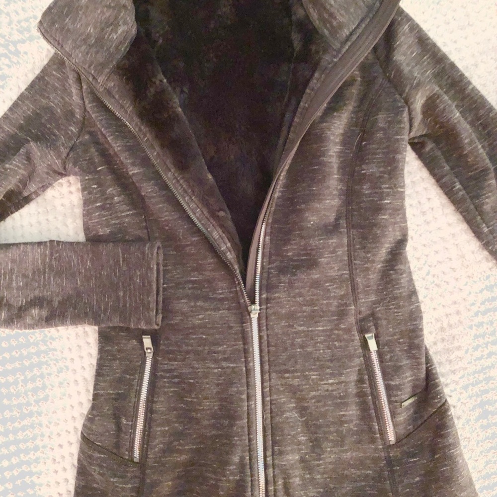 Fur Athleta jacket in grey/black!